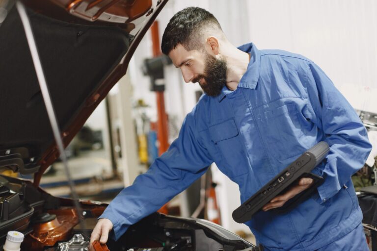 Mehaničar pregleda motor pokvarenog vozila – Auto Centar Radić Niš