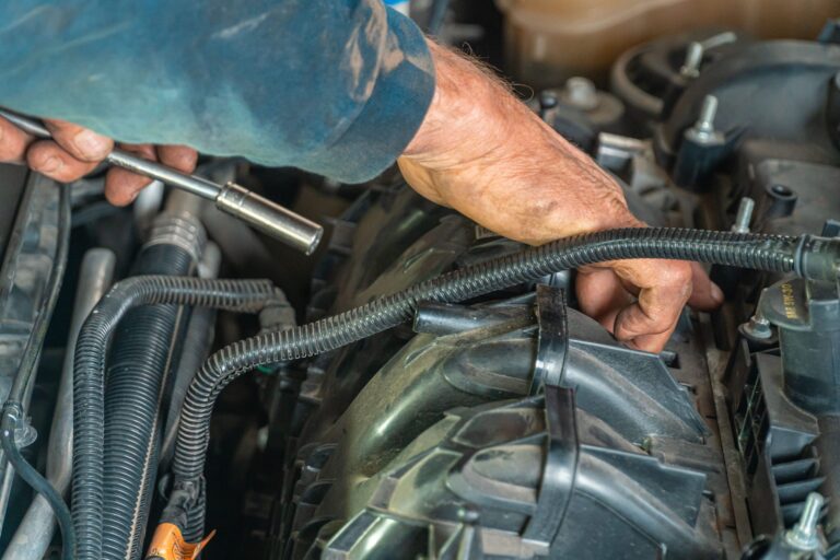 Mehaničar popravlja motor vozila – Auto Centar Radić Niš