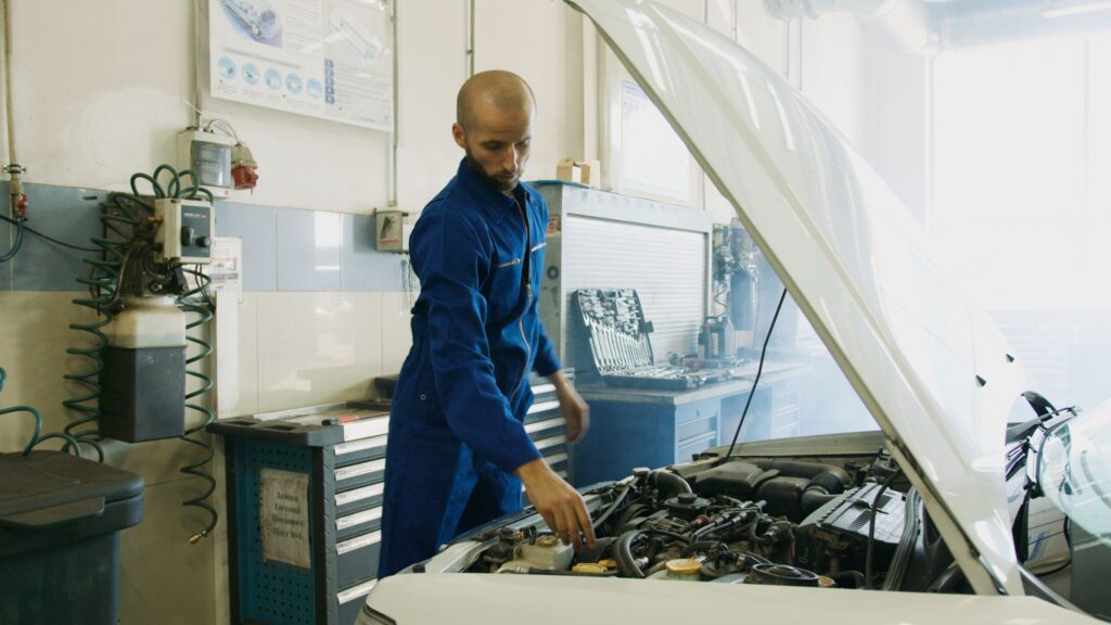 Mehaničar pregleda motor vozila zbog DPF filtera – Auto Centar Radić Niš