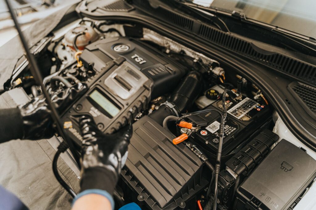 Mehaničar dijagnostikuje motor vozila – Auto Centar Radić Niš