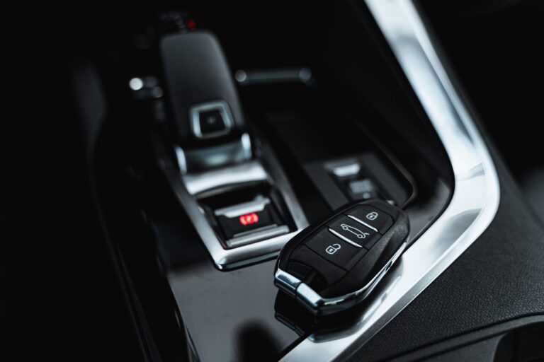 Ključ vozila u unutrašnjosti automobila – Auto Centar Radić Niš