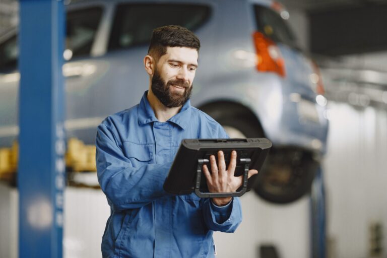 Mehaničar sa dijagnostičkim tabletom pregleda motor – Auto Centar Radić Niš