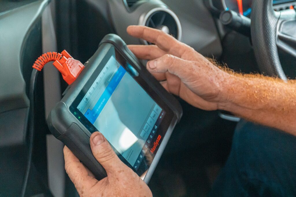 Mehaničar sa dijagnostičkim tabletom u vozilu – Auto Centar Radić Niš