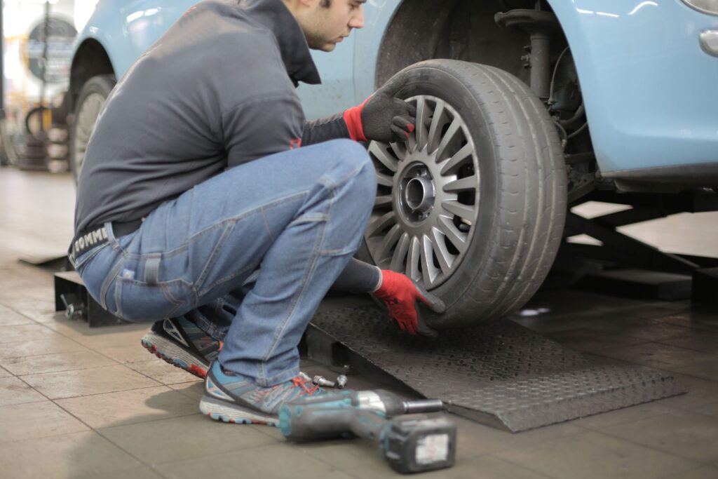 Mehaničar menja gumu na vozilu – Auto Centar Radić Niš